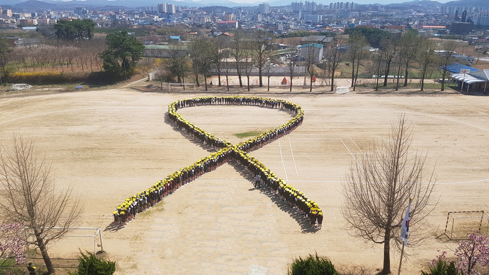 10일 오후 충남 홍성에서는 홍성여자고등학교 전교생 550여명이 운동장에 모여 추모곡 '천개의 바람'을 부르며 '세월호 참사 3주기 추모리본 퍼포먼스'가 열렸다.  