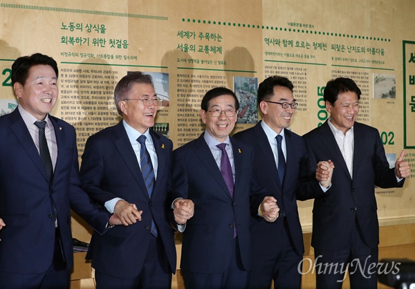 더불어민주당 문재인 대선후보가 10일 오후 서울시청을 방문해 박원순 서울시장의 환대를 받고
하승창 더민주 사회혁신위원장, 기동민 의원, 임종석 문재인 후보 비서실장과 함께 포즈를 취하고 있다.  