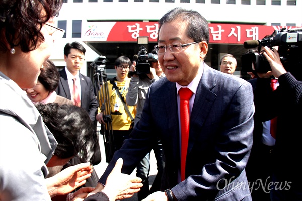 홍준표 자유한국당 대선후보가 10일 오전 경남도청에서 경남지사 퇴임식을 가진 뒤, 마당에서 지지자들과 인사를 나누고 있다.