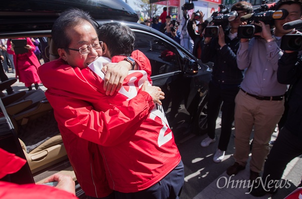 자유한국당 홍준표 대선후보가 10일 오후 경북 상주 서문사거리서 상주-군위-의성-청송 국회의원 재선에 나온 김재원 후보와 포옹을 하고 있다. 