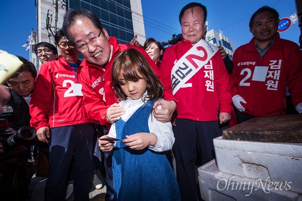  자유한국당 홍준표 대선후보가 10일 오후 경북 상주 중앙시장 일대에서 상주-군위-의성-청송 국회의원 재선에 나온 김재원 후보 지지유세를 하며 어린이에게 인사를 하고 있다. 
