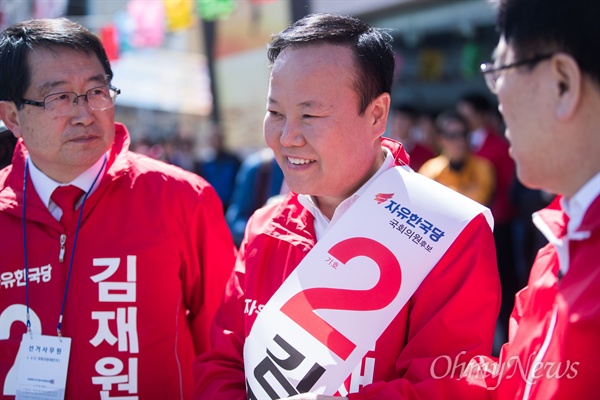  지난 4월 10일 오후 경북 상주 중앙시장 일대에서 상주-군위-의성-청송 국회의원 재선에 나온 김재원 후보 유세를 하고 있다. 