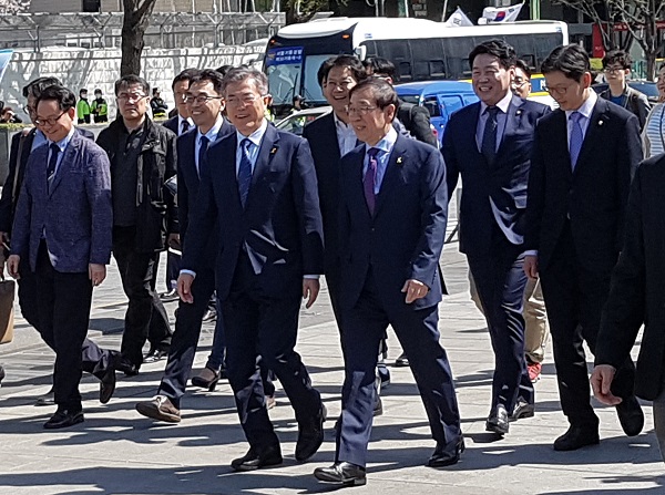 시청에서 광화문으로 10일 오후 서울시청 기자간담회를 마치고 광화문광장으로 걸어가고 있는 문재인 후보와 박원순 서울시장이다.