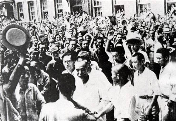 1945년 8월 16일 서울 휘문중학교에서 조선건국준비위원회 발족을 선언한 여운형이 환호하는 군중들에게 둘러싸여 있다.(㈔몽양여운형선생기념사업회 홈페이지에 수록된 사진) 제공=김종민.
