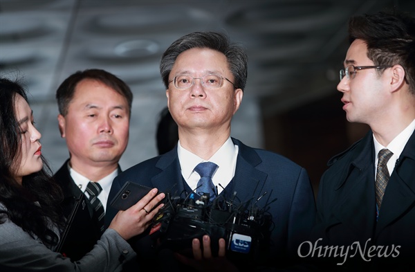 직권남용권리방해 등 혐의를 받고 있는 우병우 전 청와대 민정수석이 11일 오전 서초동 서울중앙지법에 영장실질심사를 받기 위해 도착하고 있다.