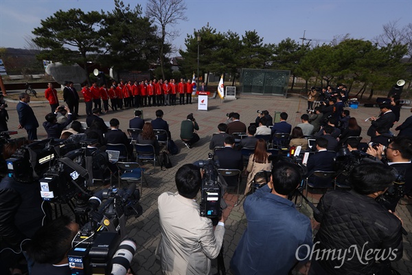  자유한국당 홍준표 대선후보가 11일 오전 경기도 파주 임진각에서 대국민호소문을 발표하고 있다. 