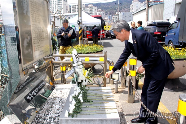 박종훈 경남도교육감이 11일 마산 김주열열사시신인양지에서 열린 '제57주년 4.11민주항쟁 기념 및 김주열열사 추모식'에 참석했다가 표지석에 헌화하고 있다.