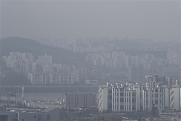 지난 4월 9일 오전 서울 남산에서 바라본 한강 남쪽지역의 건물들이 미세먼지로 희미하게 보인다.