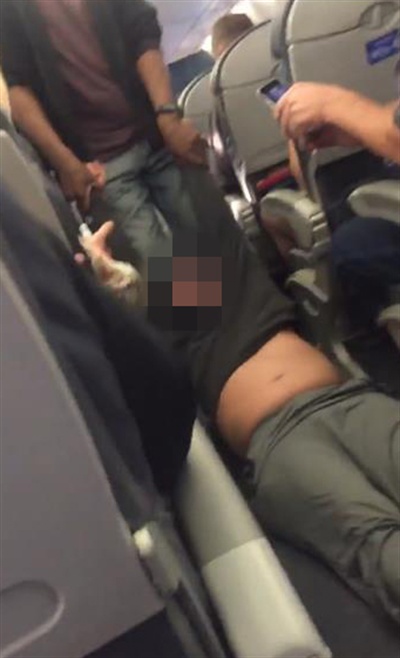 9일 저녁(현지시간) 미국 시카고 오헤어 국제공항에서 한 승객이 질질 끌려가고 있다.

이 승객은 오버부킹 때문에 내려야 되는 승객으로 찍혔으나 내리지 않다가 당국자들에게 끌려나가고 있다. 2017.4.11 [트위터 캡처=연합뉴스]