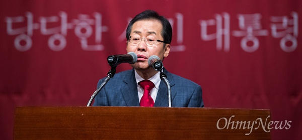  자유한국당 홍준표 대선후보가 11일 오후 서울 서초구 더케이호텔에서 열린 중앙선대위 선대위원 전체회의에서 연설을 하고 있다. 