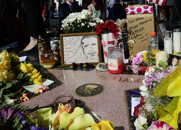 미국 배우 로빈 윌리엄스 자살 지난 2014년 8월 12일, 미국 캘리포니아 할리우드 명예의 거리에 배우 로빈 윌리엄스를 추모하기 위한 꽃과 트로피 등이 놓여졌다. <미세스 다웃파이어> <굿모닝 베트남> 등으로 유명한 배우 로빈 윌리엄스는, 지난 8월 11일, 캘리포니아 북샌프란시스코에 위치한 그의 집에서 자살한 채 발견되었다.