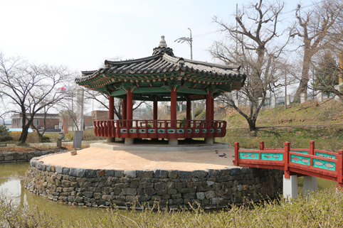  당진 면천 영랑효공원에 위치한 군자정