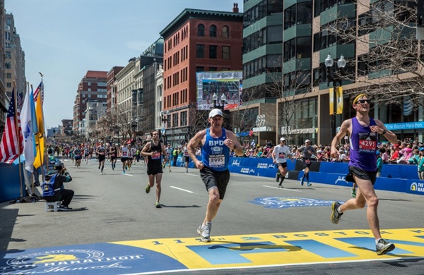  <패트리어트 데이>의 한 장면. 보스턴 마라톤은 1897년부터 시작된 전통의 국제 마라톤 대회이다. 2013년 117회 대회의 결승선 부근에서 사제 폭탄 테러가 발생했다.