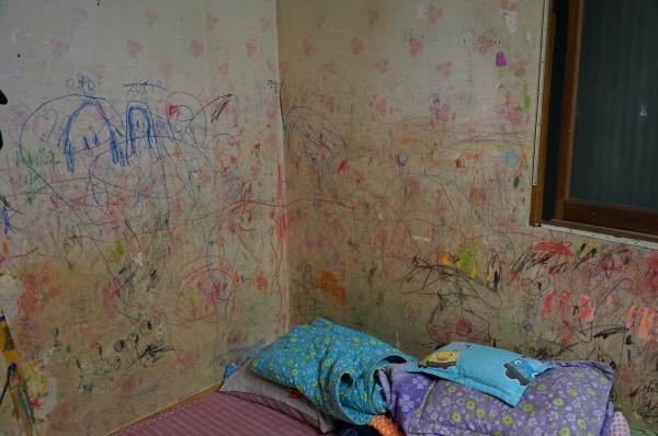부엌에 딸린 단칸방에는 덕지덕지 낚서 흔적들이 이 방에 어린 아이들이 살고 있음을 보여준다.  