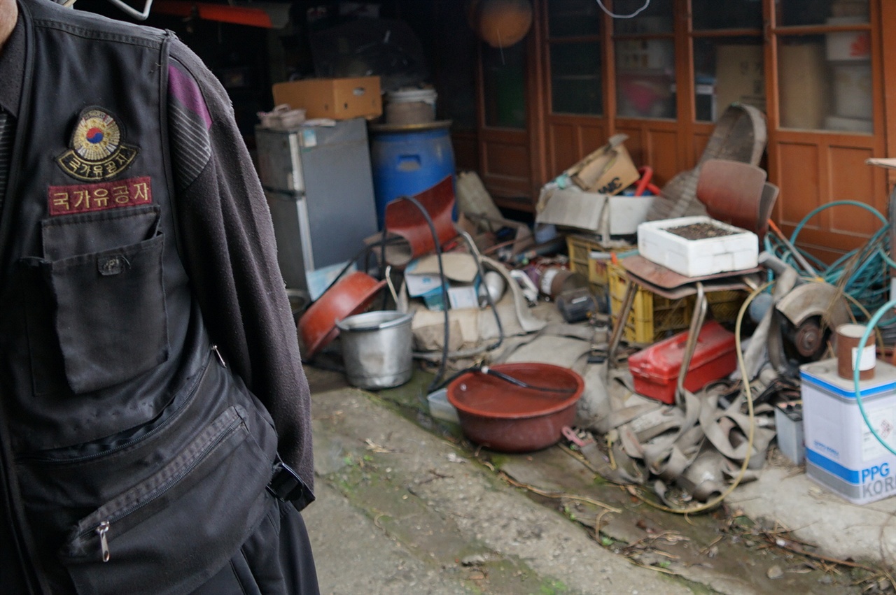 낡고 빛바랜 참전용사 국가유공자 복장을 한 한국의 아버지는 평생 이 가난을 어쩌지 못했다.
