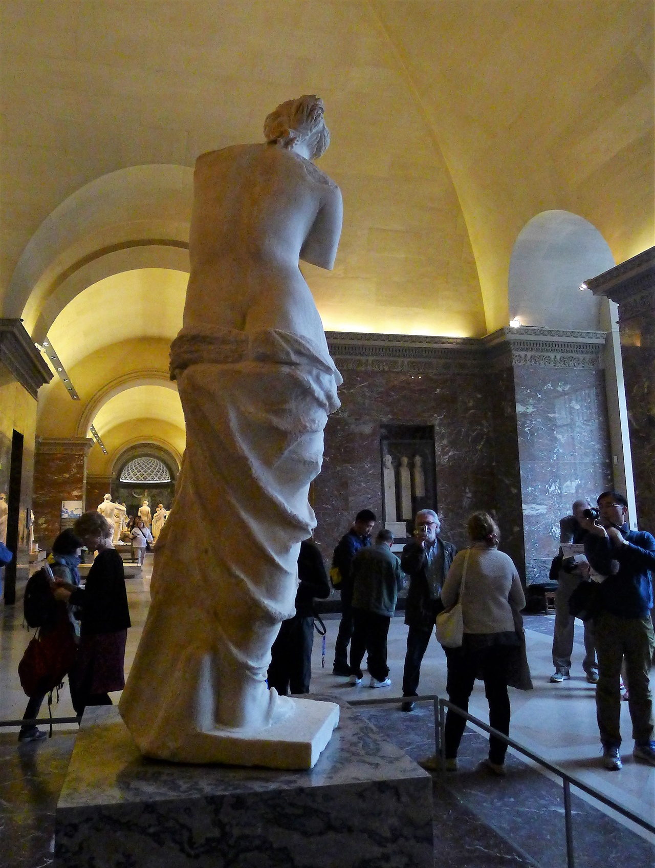파리 루브르박물관을 찾은 여행객들이 비너스상 가까이 접근해 살펴보고 사진을 찍고 있다.