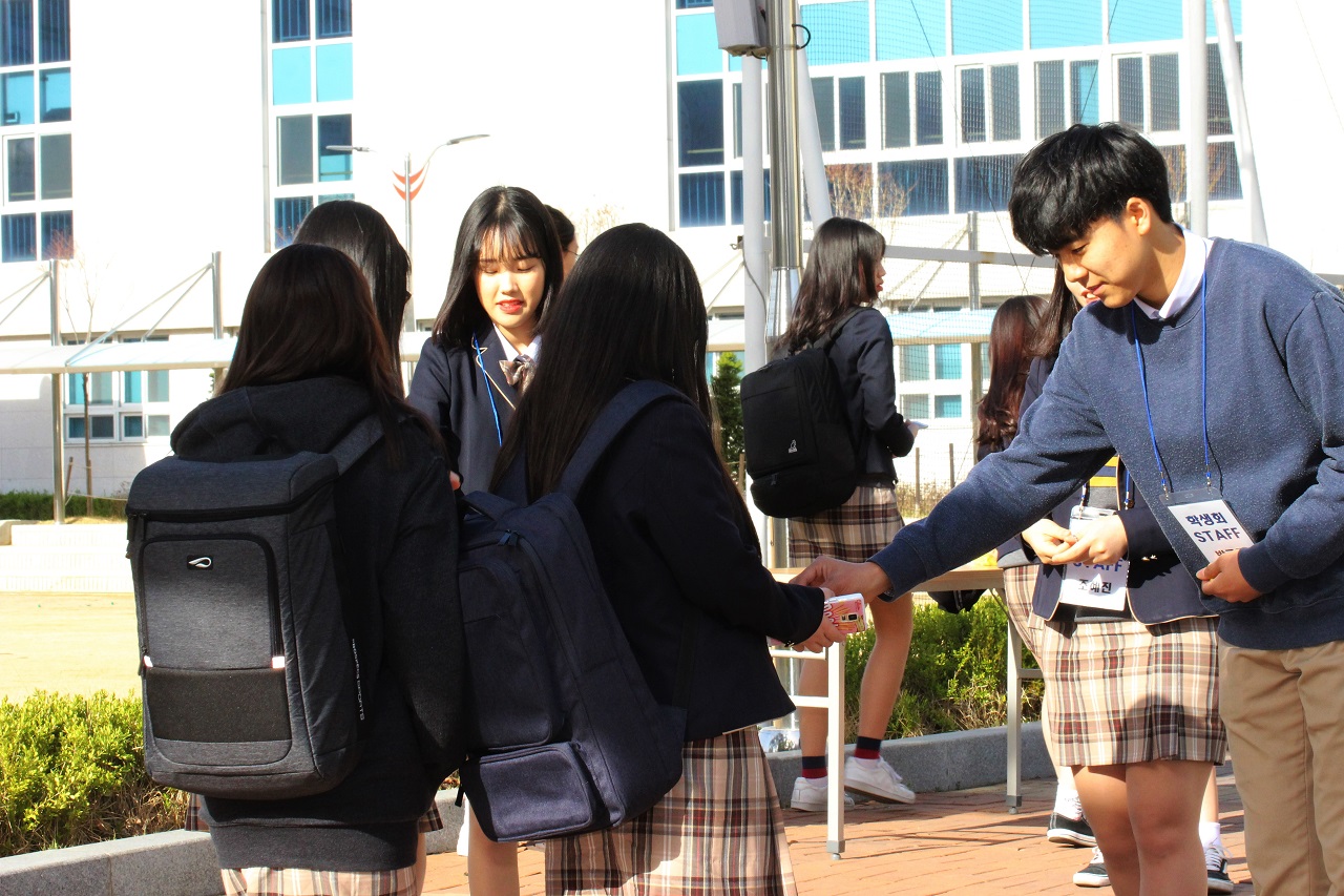 수원 칠보고등학교 정문앞에서 노란리본을 나눠주고 있다.