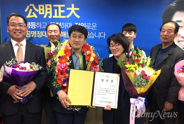  12일 치러진 남해군 선거구 경남도의원 선거에서 무소속 류경완 후보가 당선해, 당선증과 꽃다발을 받았다. 왼쪽은 정현태 전 남해군수.