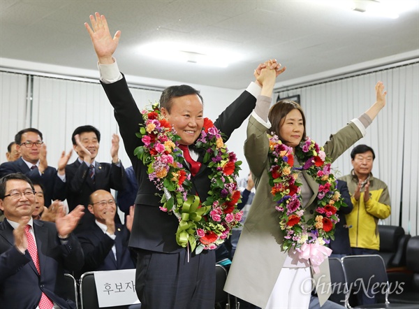 12일 실시된 경북 상주군위의성청송 국회의원 재선거에서 당선이 확정된 김재원 후보와 부인 천세경씨가 꽃다발을 목에 걸고 만세를 부르고 있다.