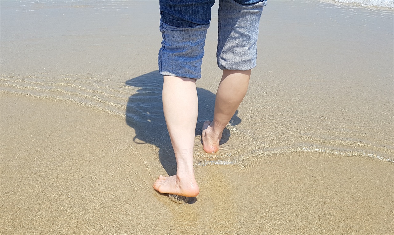 맨발로 바닷물을 걷는 재미가 쏠쏠합니다. 고운 모래가 부드럽습니다.