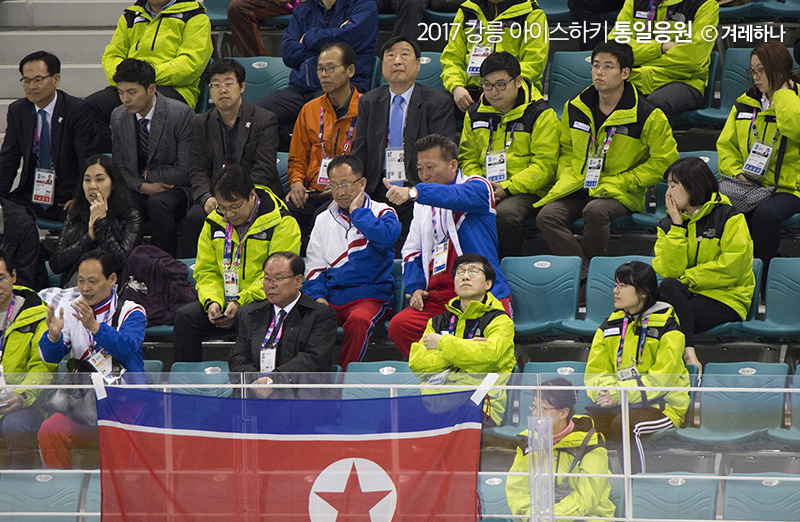 경기 중 선수들에게 엄지를 들어보이는 북한대표팀 관계자. 조직위 관계자들이 둘러싸고 앉은 것이 눈에 띈다.