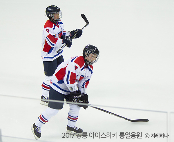 경기 시작전, 관중들을 향해 하키 스틱을 두드려주는 북한 선수들