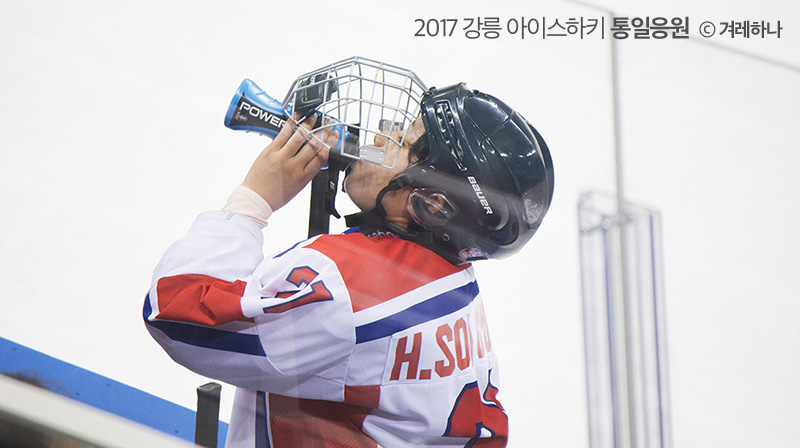 경기중 물을 마시는 북한 선수