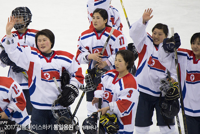 경기 승리후, 관중들에게 손을 흔들어주는 북한선수들