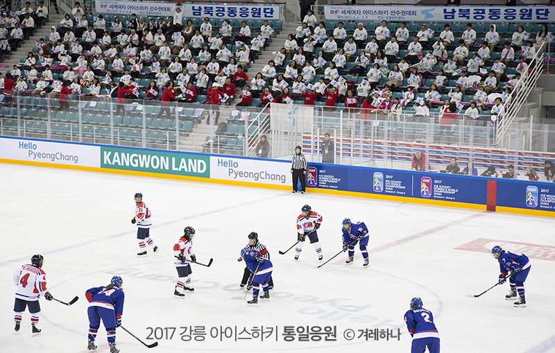  응원단 좌석과 경기장은 매우 가까웠다. 응원단 앞에서 경기중인 북한팀