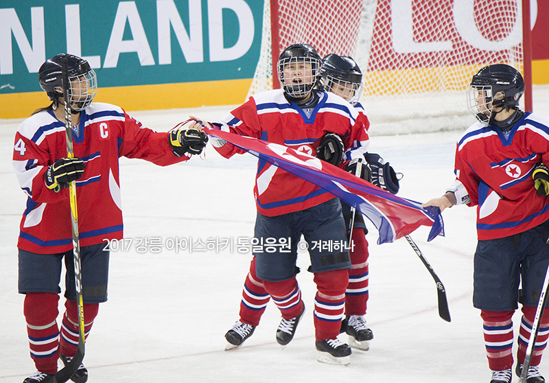 경기가 끝나고, 국기를 준비하는 북한 선수들