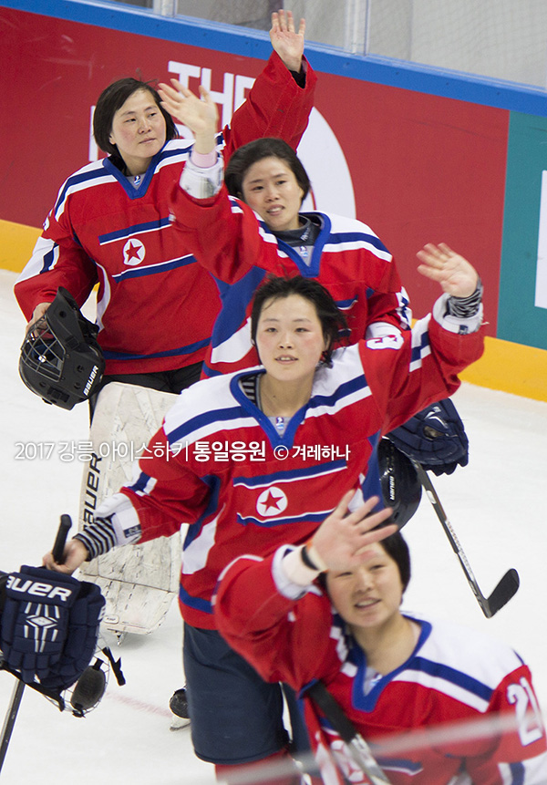 마지막경기를 승리한 후, 아이스링크장을 한바퀴 돌며 인사해주는 북한선수들