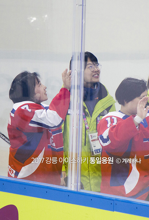 경기장 밖을 나가면서 관중들에게 손 흔들어주는 북한선수들