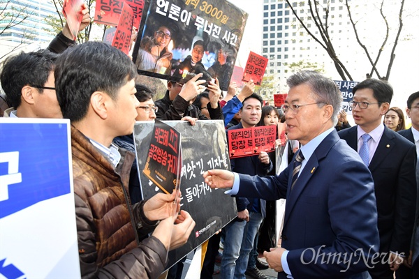 언론노조원들에게 인사하는 문재인 후보 문재인 더불어민주당 대선후보가 13일 오전 서울 마포구 상암동 SBS 프리즘 타워에서 열리는 SBS와 한국기자협회 공동주최 대선후보 합동토론회에 참석하기위해 도착하며, 해직 언론인 복직과 언론정상화를 요구하는 언론노조 조합원들에게 인사를 하고 있다.