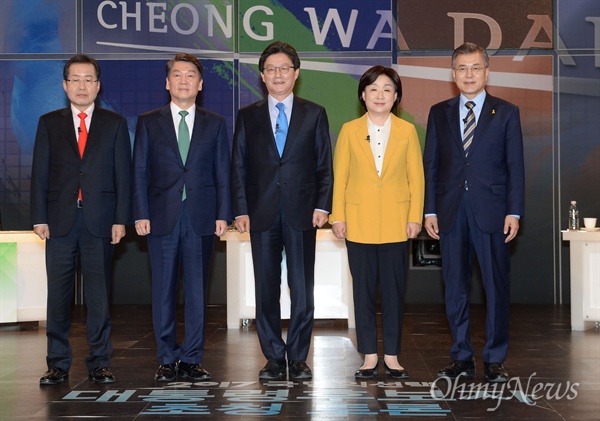 SBS-기자협회 대선후보 TV토론 SBS와 한국기자협회 공동주최한 ‘2017 국민의 선택, 대통령 후보 초청 토론회'가 13일 서울 마포구 상암동 SBS프리즘타워에서 열렸다. (왼쪽부터) 홍준표 자유한국당 후보, 안철수 국민의당 후보, 유승민 바른정당 후보, 심상정 정의당 후보, 문재인 더불어민주당 후보가 토론 시작 전 포즈를 취하고 있다.