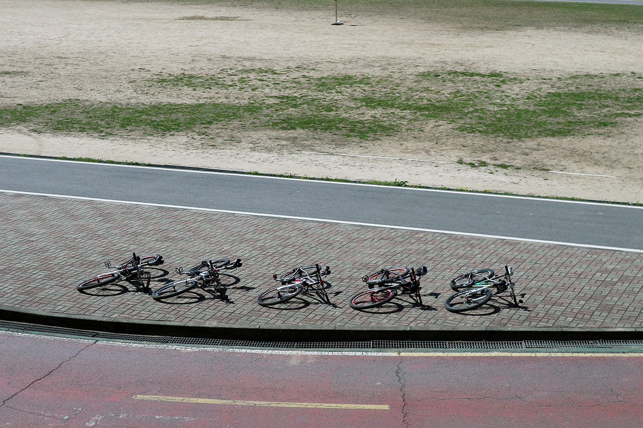 길 위에 누운 자전거들. 