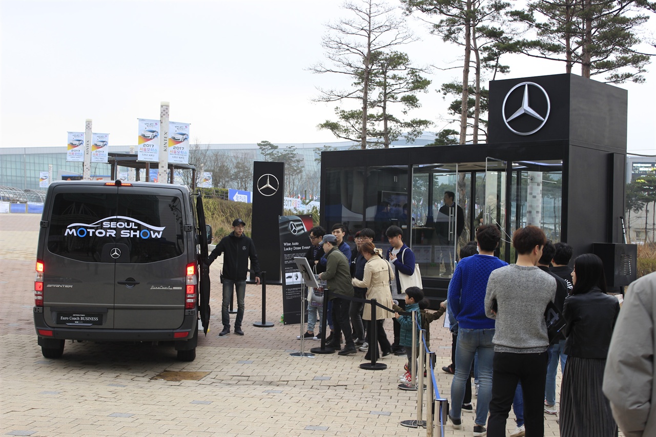 2017 서울모터쇼에서 벤츠 스프린터 셔틀버스 탑승줄이 길게 늘어서있다.