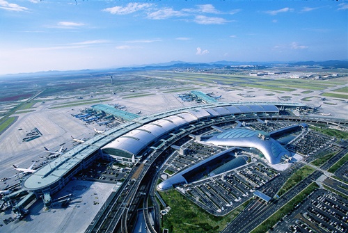 인천국제공항  인천국제공항 전경. 인천국제공항의 현재 여객처리능력은 4500만명으로 지난해 5776만명을 돌파하며, 1200만명이상 포화상태다. 올해 말 3단계 공사가 끝나면 제2여객터미널 일부가 개장해 처리능력이 6200만명으로 늘어날 예정이지만, 이 또한 올해 6500만명 돌파로 곧 포화상태에 이를 전망이다. 그래서 4단계 공사가 차기 정부의 공항분야 우선 과제로 꼽히며, 4단계 공사 착공 시 배후물류단지도 같이 착공해야 한다.