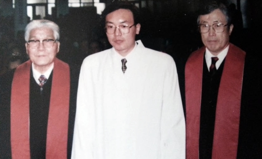 박대선 전 연세대 총장(왼쪽)과 이계준(85·신반포감리교회 원로목사) 연세대 명예교수가 손원영 교수에게 목사 안수를 주고 있다.