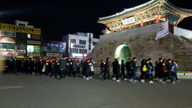 홍성주민들이 세월호의 진실을 밝히라며 행진을 하고 있다. 주민들이 홍주성 성문 앞을 지나고 있다. 