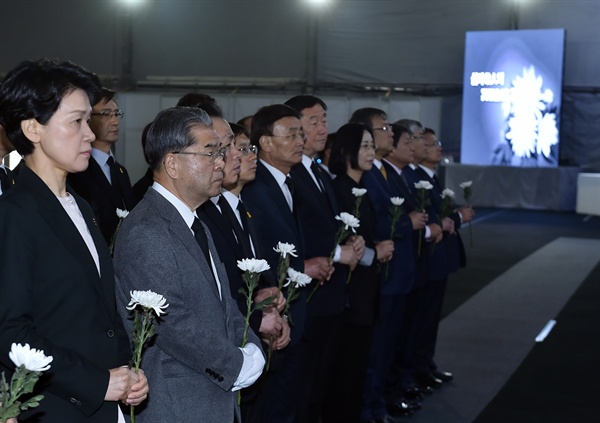  세월호 참사 합동 분향소에서 분향을 하는 이재정 경기도교육감과 경기도 교육청 직원들