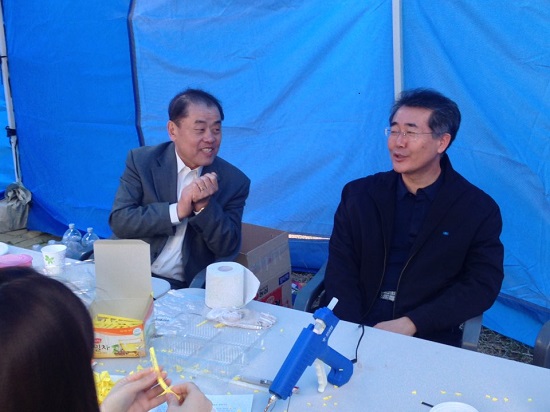 세월호 추모 부스를 지키는 정보통신학부 유일현 교수(왼쪽)와 교양학부 강상준 교수