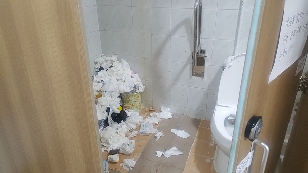 모산도 공원 내 화장실 청결상태가 엉망으로 도저히 사용할 수 없을 정도에 관광객들의 불쾌감을 드러내고 있다.