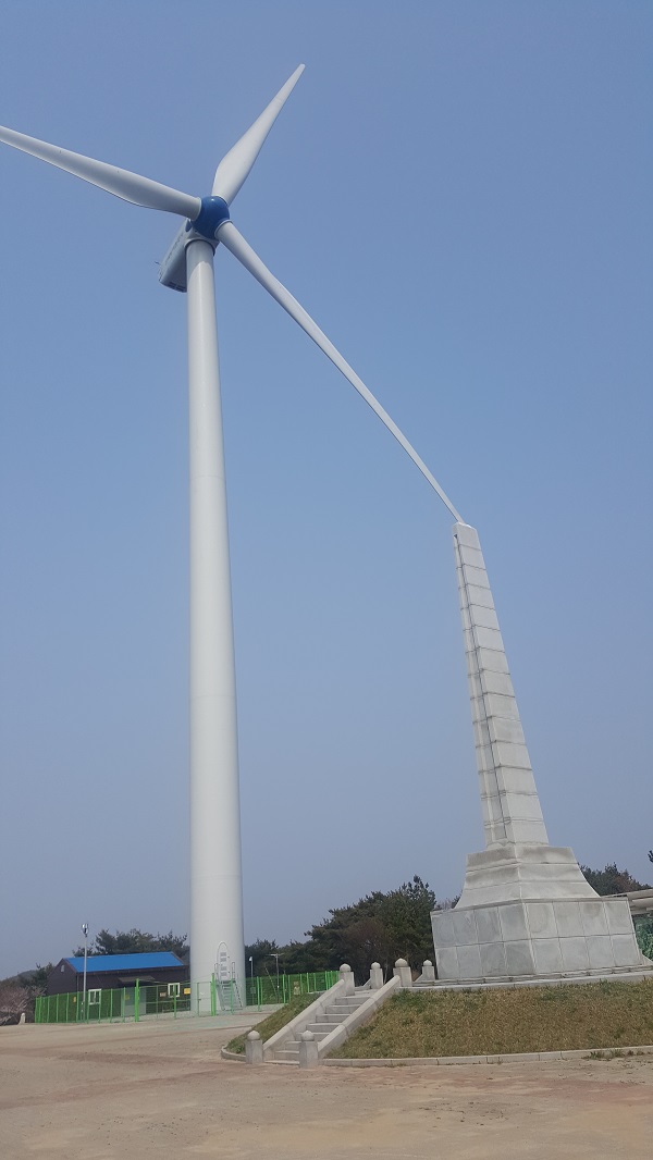 모산도 공원에 설치된 대형 풍력발전시설을 보기 위해 관광객들의 발길이 줄을 잇고 있다.