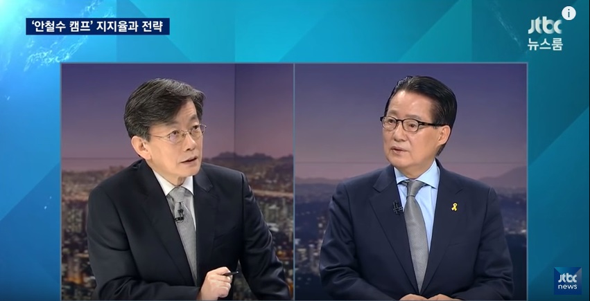 박지원 국민의당 대표가 지난 11일 JTBC <뉴스룸>에 나와 손석희 앵커의 질문에 답하고 있다