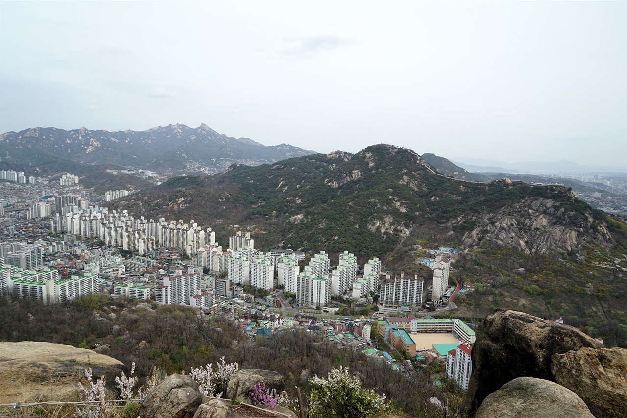  안산 봉수대에서 바라본 인왕산과 북한산