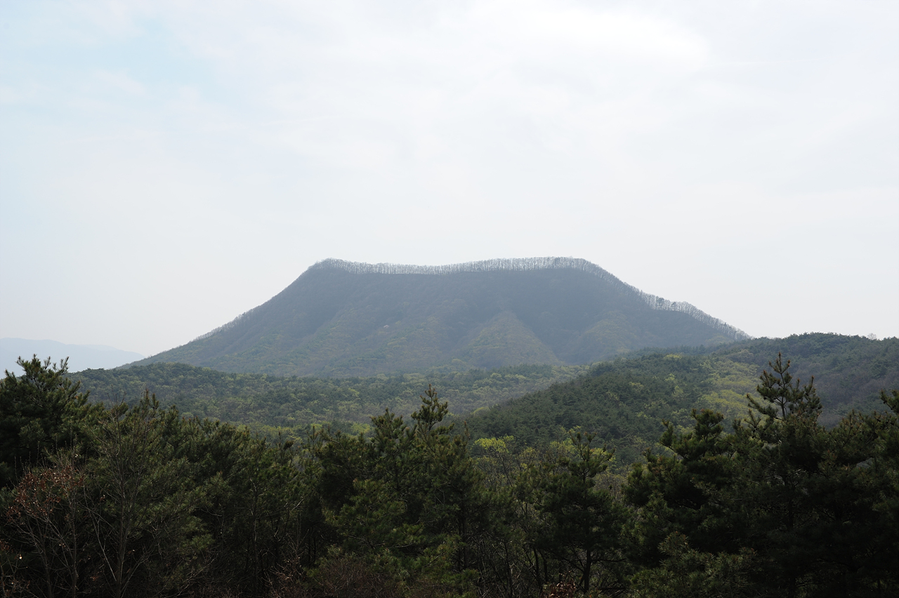  모자처럼 생긴 관산입니다.
옛 지도에도 더러 등장하는 산이라고 합니다.