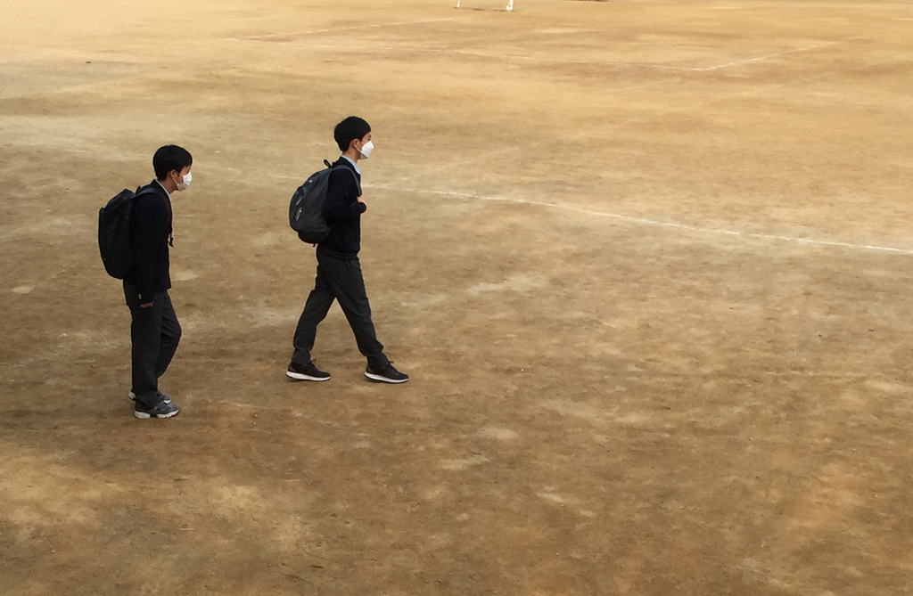 13일 오후 4시 서울 A지역의 미세먼지(PM10)가 52㎍/㎥로 측정된 시간에 학생들이 마스크를 착용하고 하교하고 있다.