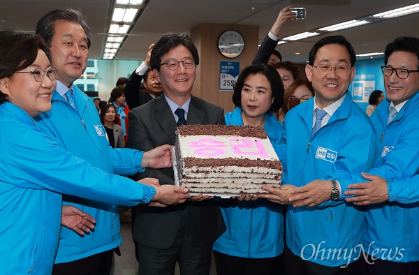 14일 오후 여의도 바른정당 당사에서 열린 ‘제19대 대통령 선거 유승민 바른정당 후보 지지 전국여성대회’에서 유 후보와 참석자들이 '승리'가 새겨진 찰떡을 들고있다.