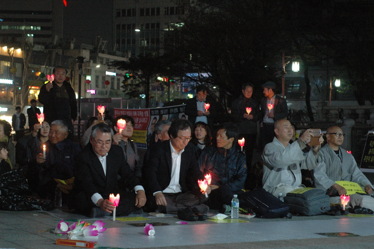 지난 4월 8일 서울 보신각 광장에서 열린 제3차 촛불법회.
