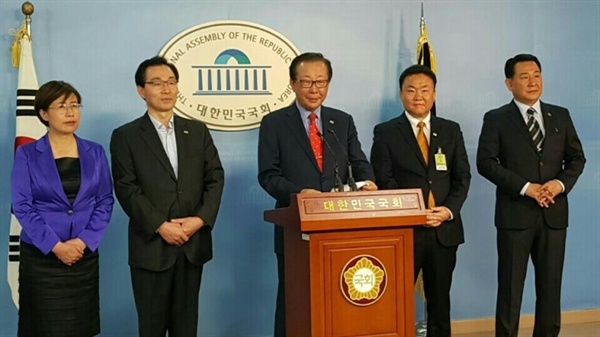 안홍준 전 국회의원이 통일한국당 대표를 맡아, 14일 국회의원회관에서 기자회견을 열었다.